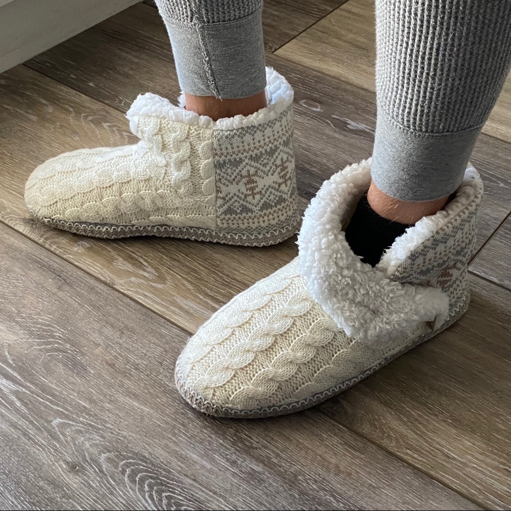 TWOT Muk Luks white & gray